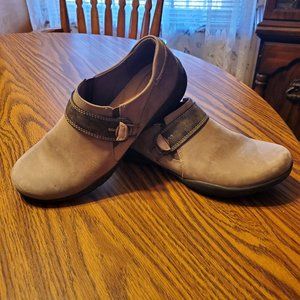 Clarks Leather Light Brown Shoes Size 8.5